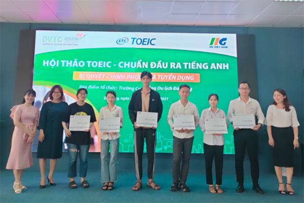 Bà Phạm Thị Khánh Phượng – Giám đốc IIG Việt Nam chi nhánh Đà Nẵng trao học bổng khích lệ các em sinh viên