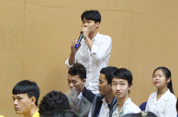 Các em sinh viên hào hứng tham gia phần hỏi đáp