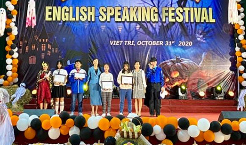 Đại diện IIG Việt Nam trao giải thưởng cho các em học sinh đạt giải trong cuộc thi